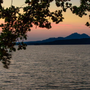 Máchovo jezero a výhled na hrad Bezděz, Stezka středozemím, Via Czechia