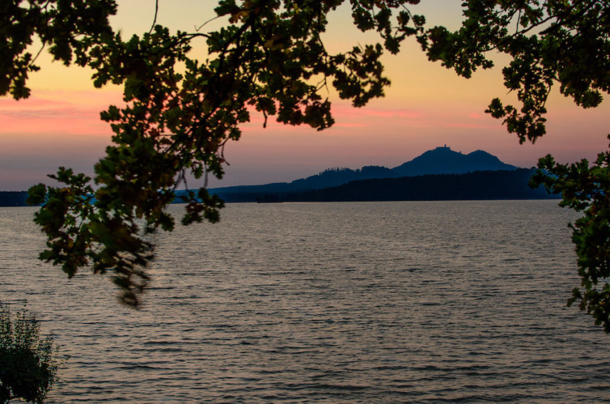 Máchovo jezero a výhled na hrad Bezděz, Stezka středozemím, Via Czechia