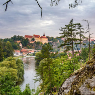 Renesanční zámek Bechyně tyčící se nad řekou Lužnicí, Stezka středozemím, Via Czechia