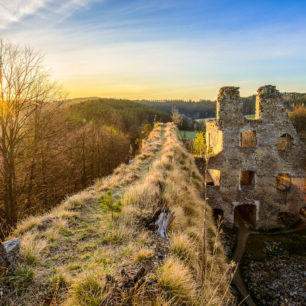 Zřícenina hradu Dívčí Kámen, Stezka středozemím, Via Czechia