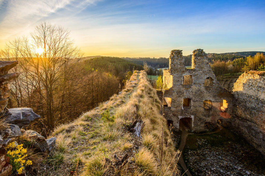 Zřícenina hradu Dívčí Kámen, Stezka středozemím, Via Czechia