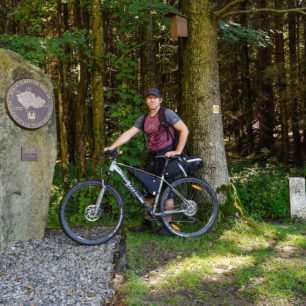 Stezka končí v nejjižnějším bodě ČR, na česko–rakouské hranici na území zaniklé obce Radvanov, Stezka středozemím, Via Czechia