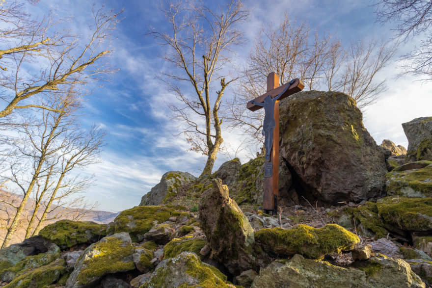 Vrch Hulín neboli Biela skala ve štiavnických vrších nabízí krásné výhledy do kraje. Region GRON.