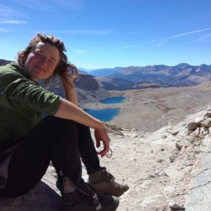 Blížíme se k Mt. Whitney, procházíme měsíční krajinou pohoří Sierra Nevada. John Muir Trail, Kalifornie, USA