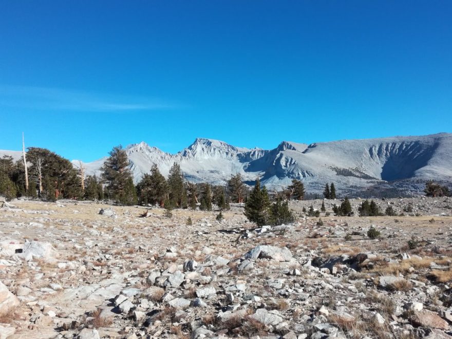 Blížíme se k Mt. Whitney, procházíme měsíční krajinou pohoří Sierra Nevada. John Muir Trail, Kalifornie, USA