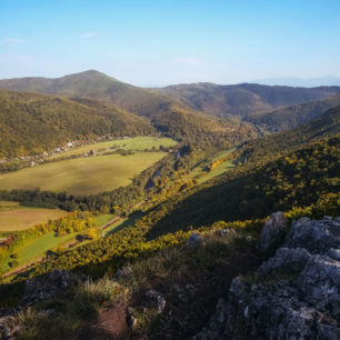 Pohled na údolí řeky Hornád z vyhlídky Jánošíkova Bašta. Úsek mezi Prešovem a Košicemi - Cesta hrdinů SNP, Slovensko.