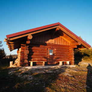 Útulňa Gálová nad sedlem Súľová (910 m). Volovské vrchy. Cesta hrdinů SNP, Slovensko.