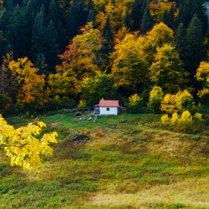 Útulňa pod Kečkou leží pod vrcholem Kečka (1225 m) nad střediskem Donovaly na západním cípu Nízkých Tater.