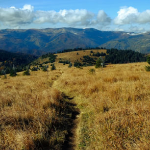 Cesta na vrchol Krížna (1574 m), Velká Fatra. Cesta hrdinů SNP, Slovensko.