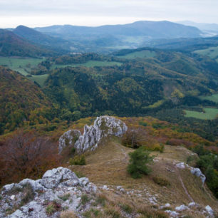 Výhledy z vrcholu Vápeč (956 m), Strážovské vrchy. Cesta hrdinů SNP, Slovensko.