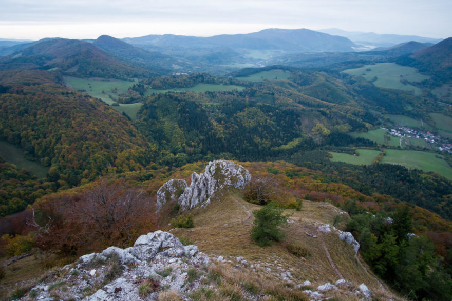 Výhledy z vrcholu Vápeč (956 m), Strážovské vrchy. Cesta hrdinů SNP, Slovensko.