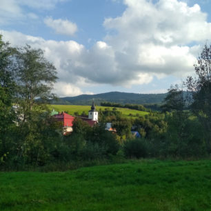 Kostel svatého Jana Křtitele nad obcí Kremnické Bane v Kremnických vrších leží v geografickém středu Evropy. Cesta hrdinů SNP, Slovensko.