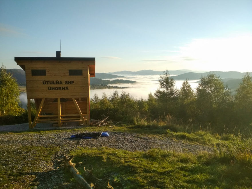 Útulna Úhorná se nachází nad Úhornianským sedlem (999 m) ve Volovských vrších. Cesta hrdinů SNP, Slovensko.