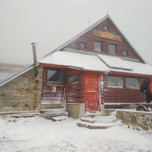 Útulna Ďurková pod stejnojmenný vrcholem (1750 m) v západní části Nízkých Tater.