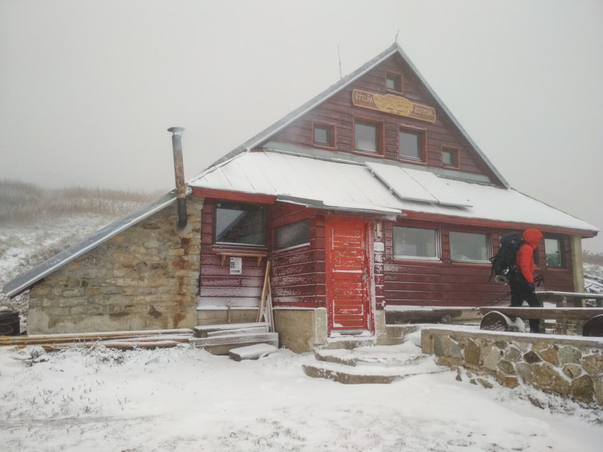 Útulna Ďurková pod stejnojmenný vrcholem (1750 m) v západní části Nízkých Tater.