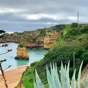 Pobřeží Atlantiku poblíž městečka Lagos na jihu Portugalska zdobí roztodivné skalní formace. Fisherman´s Trail, Rota Vicentina.