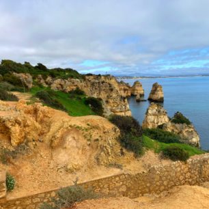 Pobřeží Atlantiku poblíž městečka Lagos na jihu Portugalska zdobí roztodivné skalní formace. Fisherman´s Trail, Rota Vicentina.