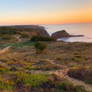 Jihozápadní pobřeží Portugalska je často bičováno větrem. Fisherman´s Trail, Rota Vicentina.