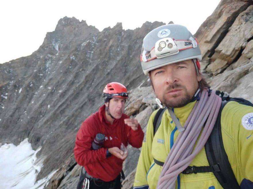 Náročný traverz čtyřtisícovek Schreckhorn a Lauteraarhorn ve Švýcarsku