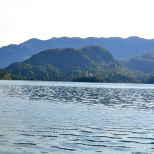 Ikonou Slovinska je půvabné jezero Bled v podhůří Julských Alp a Karavanek.