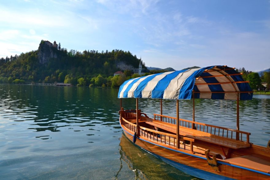 Ikonou Slovinska je půvabné jezero Bled v podhůří Julských Alp a Karavanek.