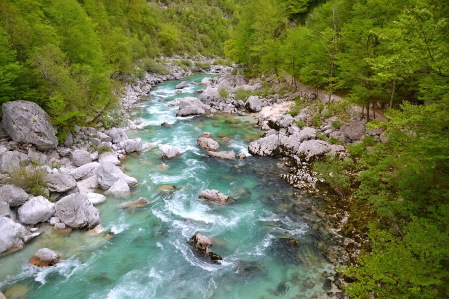 Řece Soča se často přezdívá Smaragdová kráska. Julské Alpy, Triglavský národní park, Slovinsko