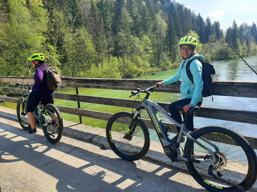 Na kole po trase Juliana Bike podél řeky Sáva Bohinjka mezi Bledem a Radovljica. Slovinsko