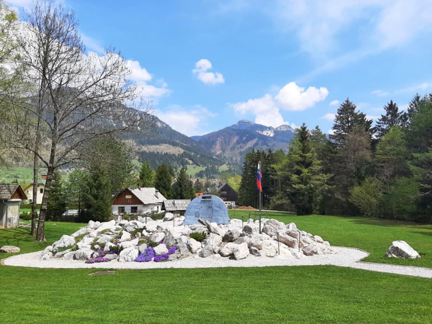 Bivak u Horolezeckého muzea (Slovenski planinski muzej, Slovenian Alpine Museum) v Mojstraně. V muzeu si můžete vyzkoušet, jaké je to zažít bouřku na Triglavu!