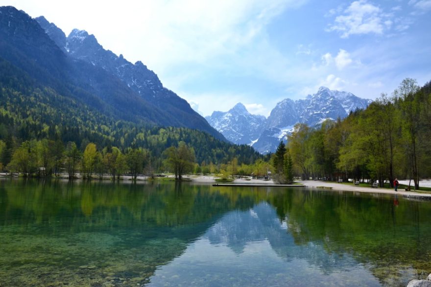 Jezero Jasna je ikonou Kranjské Gory a Julských Alp. Slovinsko.