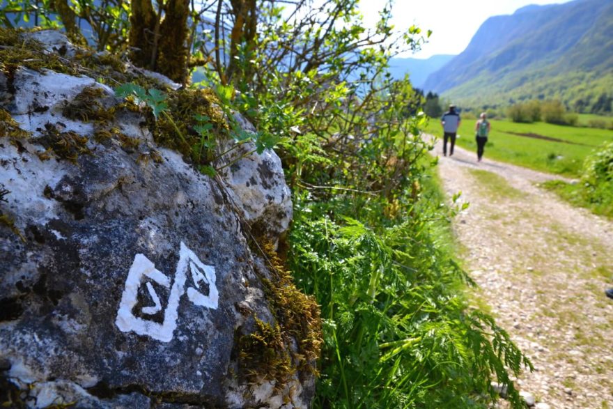 Značení trasy Juliana Trail, Julské Alpy, Slovinsko.