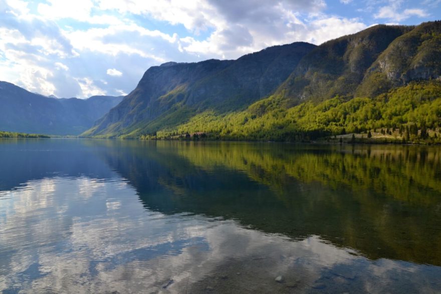 Bohinjské jezero v sevření štítů Julských Alp připomíná norský fjord. Slovinsko.