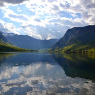 Bohinjské jezero v sevření štítů Julských Alp připomíná norský fjord. Slovinsko.