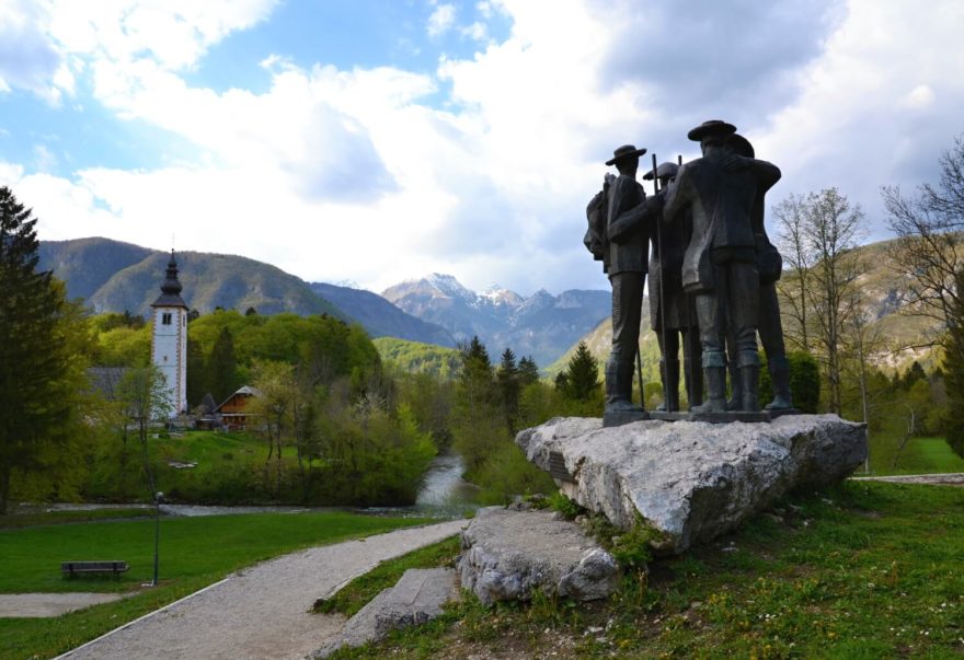 Památník prvovýstupu na Triglav ve vesničce Stara Fužina u Bohinjského jezera. Julské Alpy, Slovinsko.