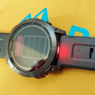 Červené LED světlo na hodinkách GARMIN FÉNIX 7X SOLAR