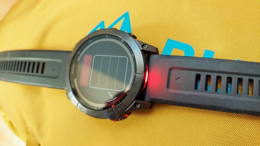 Červené LED světlo na hodinkách GARMIN FÉNIX 7X SOLAR