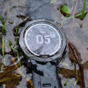 Vybrat si můžete z několika ciferníku, barev a informačních polí dle potřeb - GARMIN FÉNIX 7X SOLAR