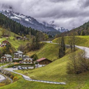 Poklidná rurální vesnička Maria Gern. Berchtesgaden.