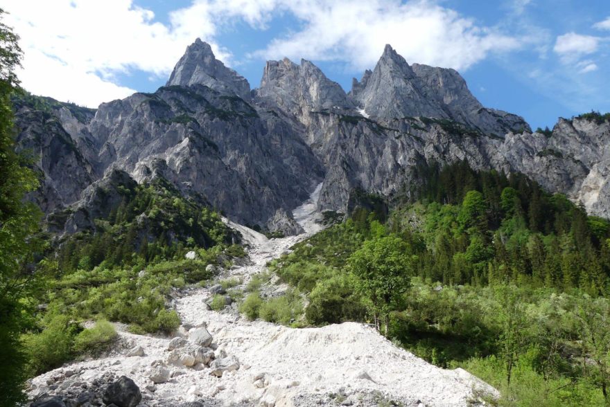 Masiv Mühlsturzhorn se tyčí nad údolím Klausbachtal v Berchtesgadenu.