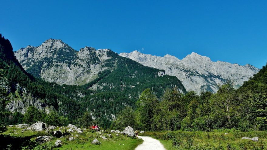 Strmá východní stěna Watzmannu spadá k jezeru Königssee. Berchtesgaden