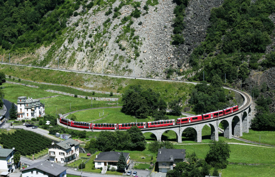 Vyhlášené panoramatické trasy Rhétské dráhy vedou v kantonu Graubünden. Foto Rhätische Bahn / Christoph Benz