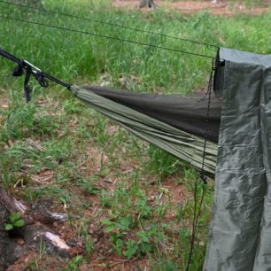 Tolik chybí stříšce na každé straně pro zakrytí hamaky YATE NIDUS