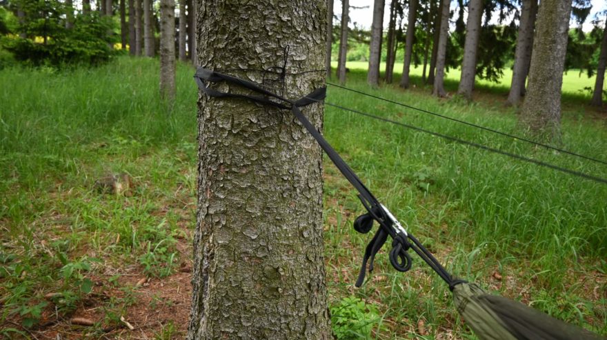 Zavěšení s karabinou a dvěma kouzelnickými uzly pro snadnější povolení - YATE NIDUS