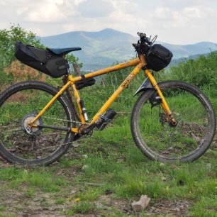 Nastrojené kolo s brašnami Scape Handlebar Roll, Seat Bag a na horní rámové trubce uchycena brašna Saddle Pocket Bag.