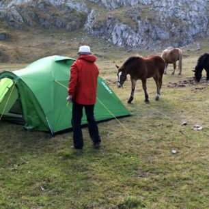 Tábor v kotli Biecai, Ligurské Alpy, Itálie