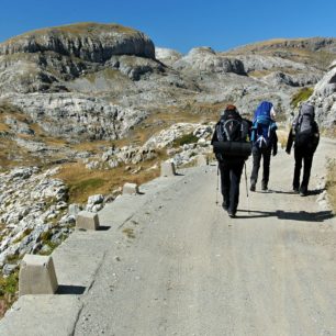 Závěr přechodu Ligurských Alp vede po staré vojenské horské silnici.