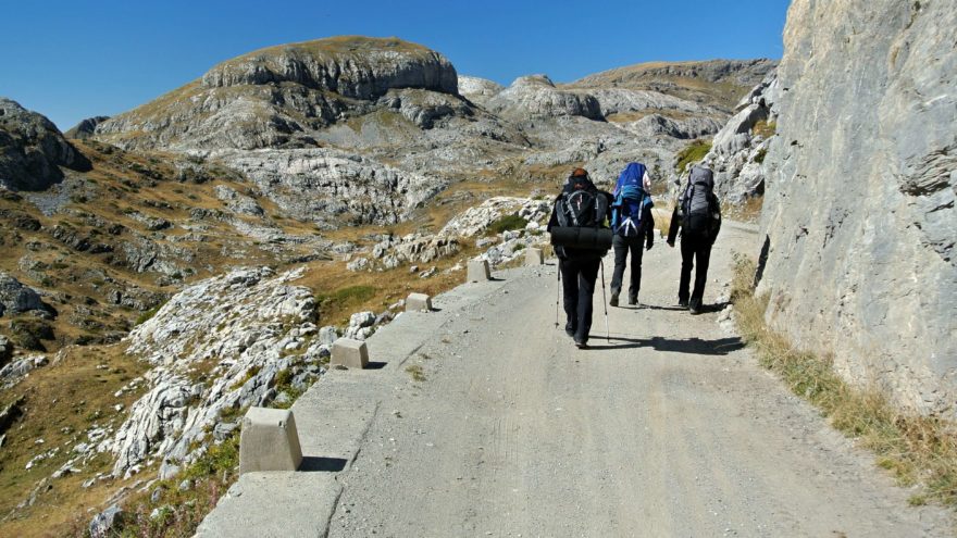 Závěr přechodu Ligurských Alp vede po staré vojenské horské silnici.