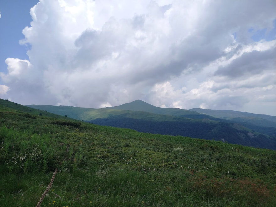 Pohled na východ z úbočí Srebrna glava na horu Kom, pohoří Stará planina, Srbsko