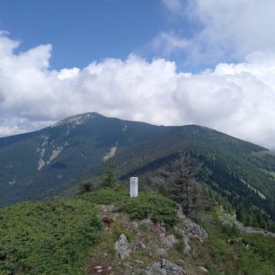 Zpětný pohled na Repljanskou Crkvu, přechod pohoří Stará planina v Srbsku