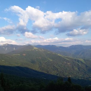 Panoramatický zpětný pohled na hlavní hřeben (vlevo) a boční hřeben Midžor-Babin Zub (v pozadí). Zleva: Repljanska Crkva, Midžor (před ním Šilja čuka), skála vpravo: Babin Zub, bílá tečka pod skálou: chata Babin Zub, Srbsko