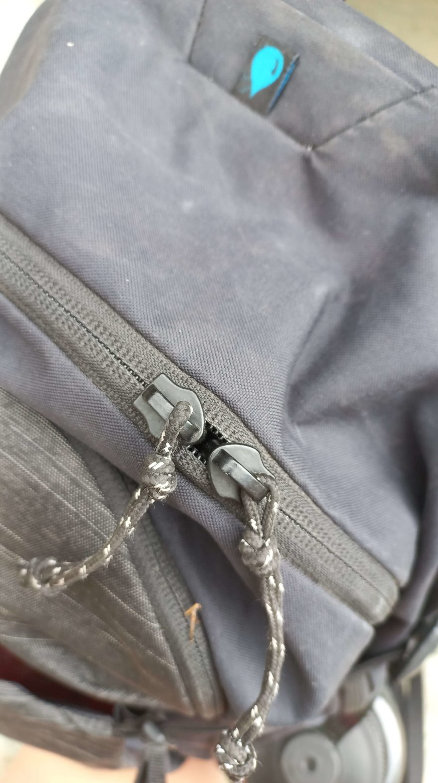 Detail horní zip - Thule Nanum 25